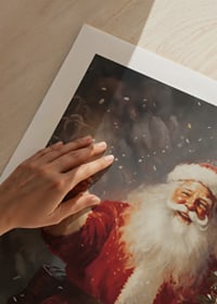Père Noël peint avec une lanterne à côté d'un arbre de Noël avec des lumières et de la neige-9