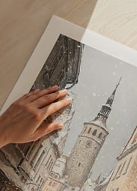 Ilustrēta ziemas iela viduslaiku pilsētā ar sniegputeni-9