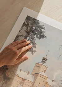 Målat slott i vinterlandskap med snötäckta träd och lyktor-9