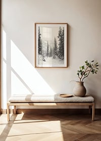 Sentier hivernal illustré à travers une forêt d'épicéas enneigée dans le brouillard-8
