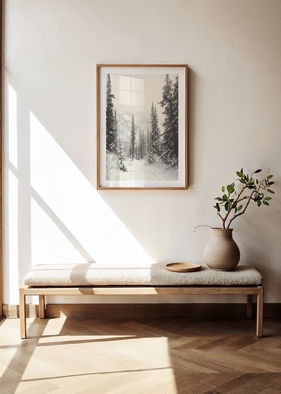 Sentier hivernal illustré à travers une forêt d'épicéas enneigée dans le brouillard-12