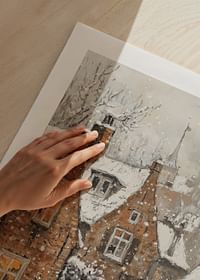 Poster met een schilderij van een pittoresk dorpje in een sprankelende sneeuwval-5