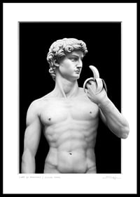 Detaillierte Bleistiftzeichnung der Davidstatue mit Banane, schwarzer Hintergrund-0