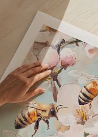 En plakat, der fanger forårets magi med flittige bier blandt blomstrende kirsebærblomster -5