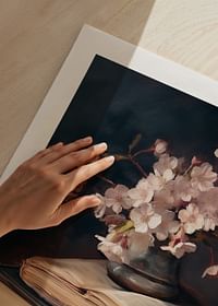 Une affiche avec des fleurs roses au-dessus des connaissances sous forme de livres-5