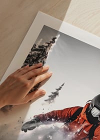 Lyžiar v oranžovej bunde lyžuje mimo zjazdovky v hlbokom snehu-9
