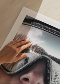 Närbild av skidåkare med reflekterande skidglasögon-9