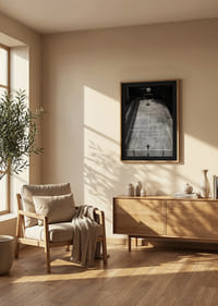 Čiernobiela fotografia prázdneho basketbalového ihriska s ostrými čiarami a tieňmi-8