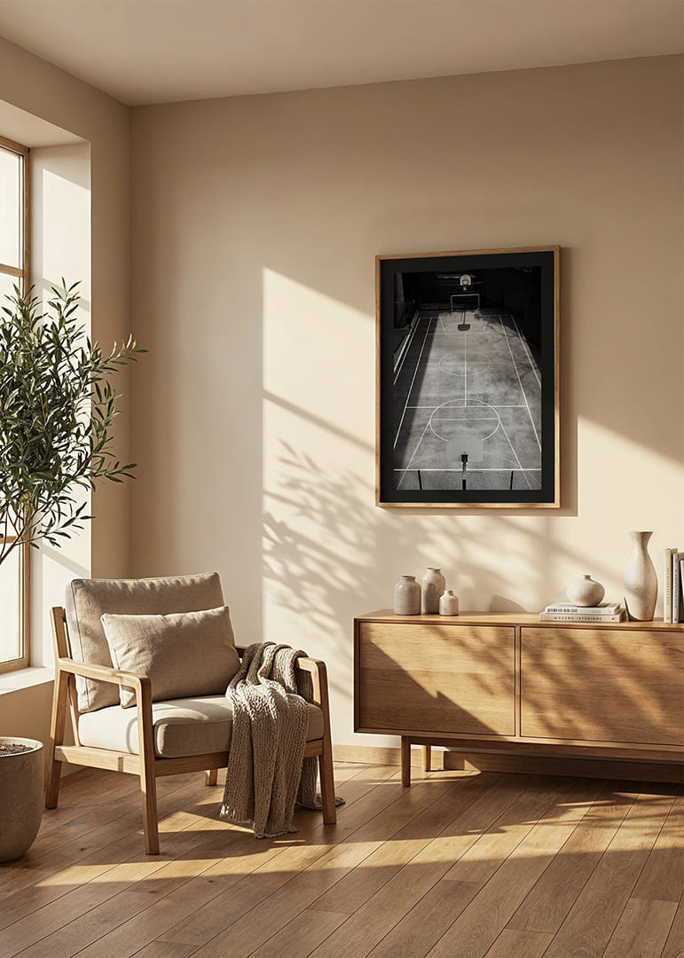 Čiernobiela fotografia prázdneho basketbalového ihriska s ostrými čiarami a tieňmi-12