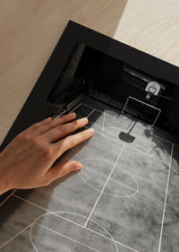 Čiernobiela fotografia prázdneho basketbalového ihriska s ostrými čiarami a tieňmi-9