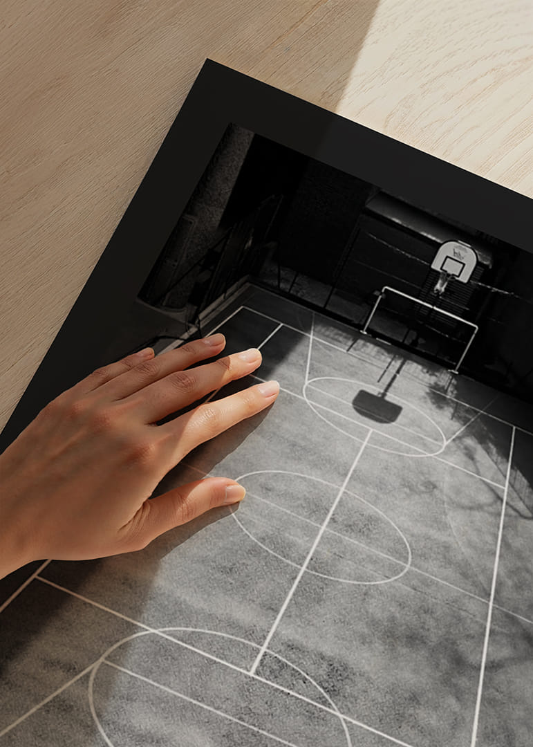 Čiernobiela fotografia prázdneho basketbalového ihriska s ostrými čiarami a tieňmi-12