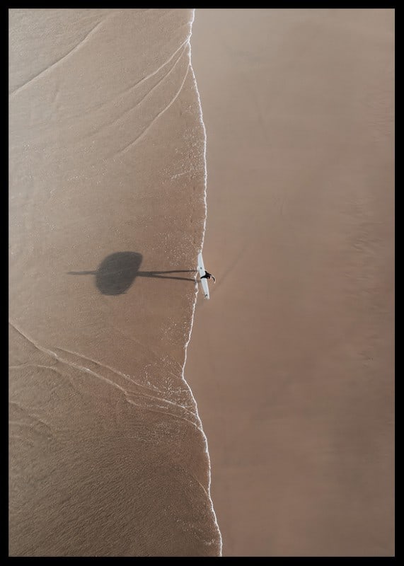 Flygbild av ensam surfare med bräda på sandstrand-12