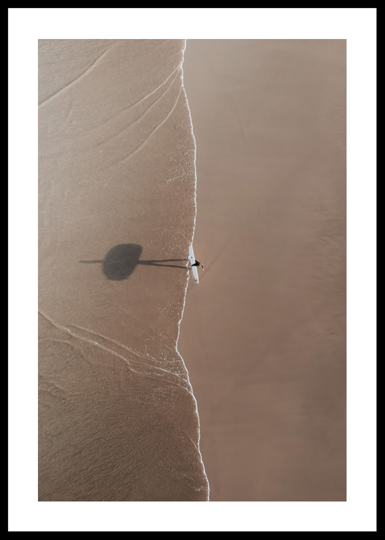 Flygbild av ensam surfare med bräda på sandstrand-12