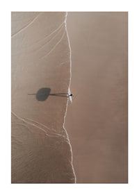 Flygbild av ensam surfare med bräda på sandstrand-1