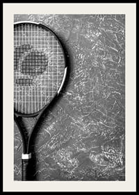 Svartvitt foto av tennisracket mot grov strukturerad vägg-2