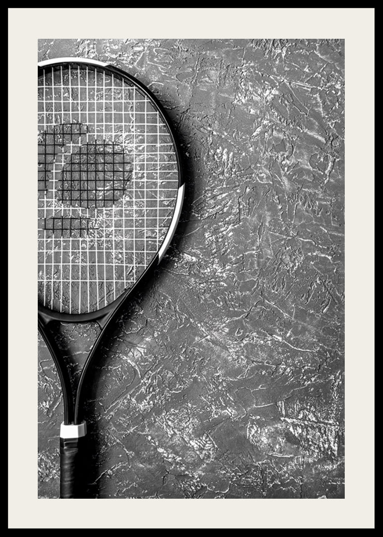 Svartvitt foto av tennisracket mot grov strukturerad vägg-12