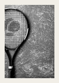 Svartvitt foto av tennisracket mot grov strukturerad vägg-3