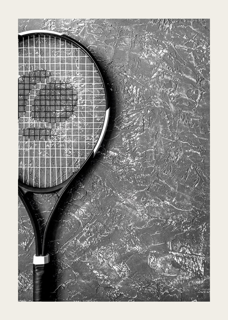 Svartvitt foto av tennisracket mot grov strukturerad vägg-12