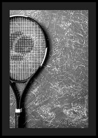 Svartvitt foto av tennisracket mot grov strukturerad vägg-4