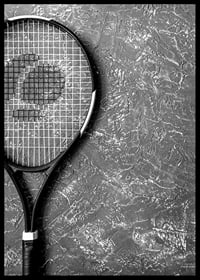 Svartvitt foto av tennisracket mot grov strukturerad vägg-6