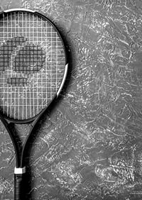 Svartvitt foto av tennisracket mot grov strukturerad vägg-7