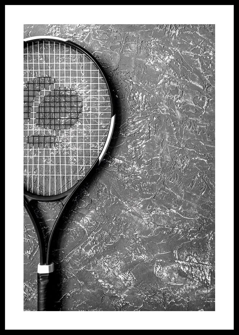 Svartvitt foto av tennisracket mot grov strukturerad vägg-12
