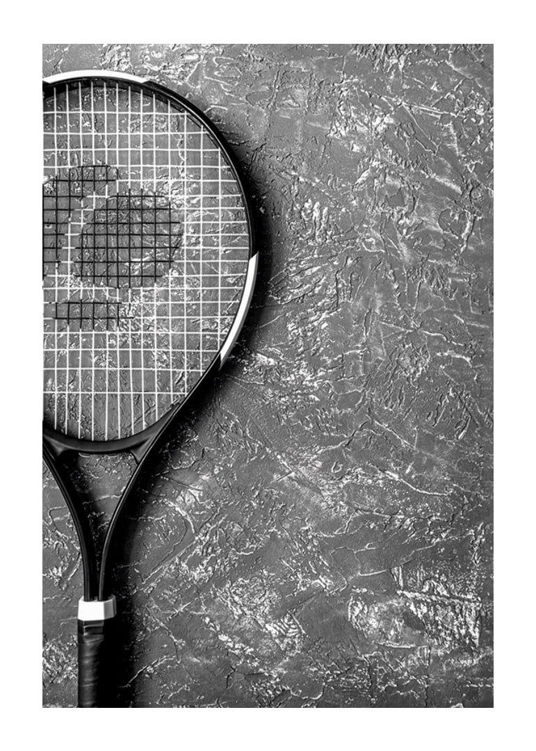 Svartvitt foto av tennisracket mot grov strukturerad vägg-12