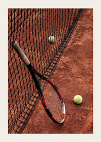 Fotografisk motiv med tennisracket og baller på grusbane-3