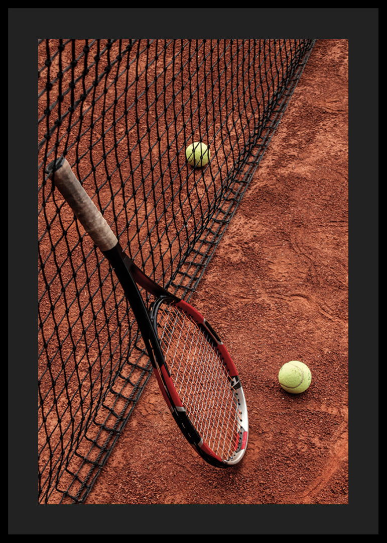 Fotografiskt motiv med tennisracket och bollar på grusplan-12