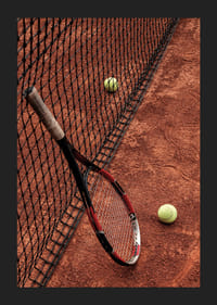 Fotografisk motiv med tennisracket og baller på grusbane-5