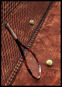 Fotografiskt motiv med tennisracket och bollar på grusplan-6