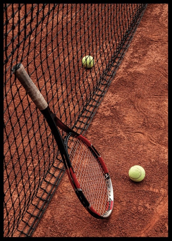 Fotografiskt motiv med tennisracket och bollar på grusplan-12