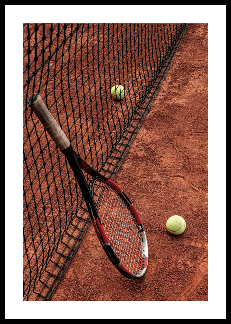 Fotografiskt motiv med tennisracket och bollar på grusplan-12