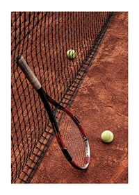 Fotografiskt motiv med tennisracket och bollar på grusplan-1