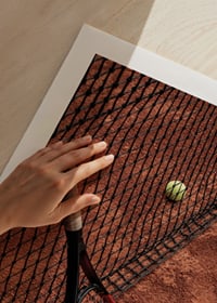 Fotografiskt motiv med tennisracket och bollar på grusplan-9