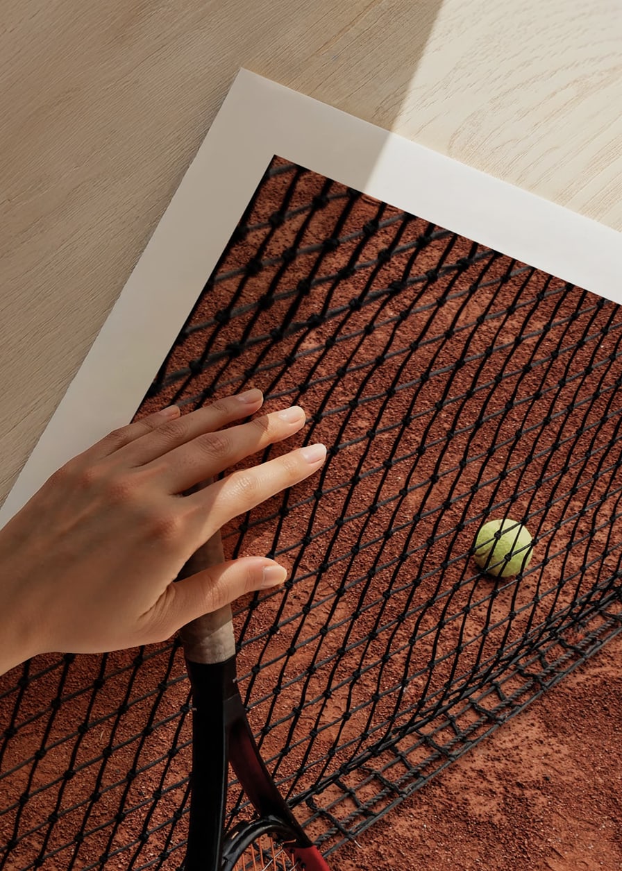 Fotografiskt motiv med tennisracket och bollar på grusplan-12