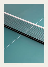 Detailný záber pingpongového stola s grafickou sieťou a zelenou-3