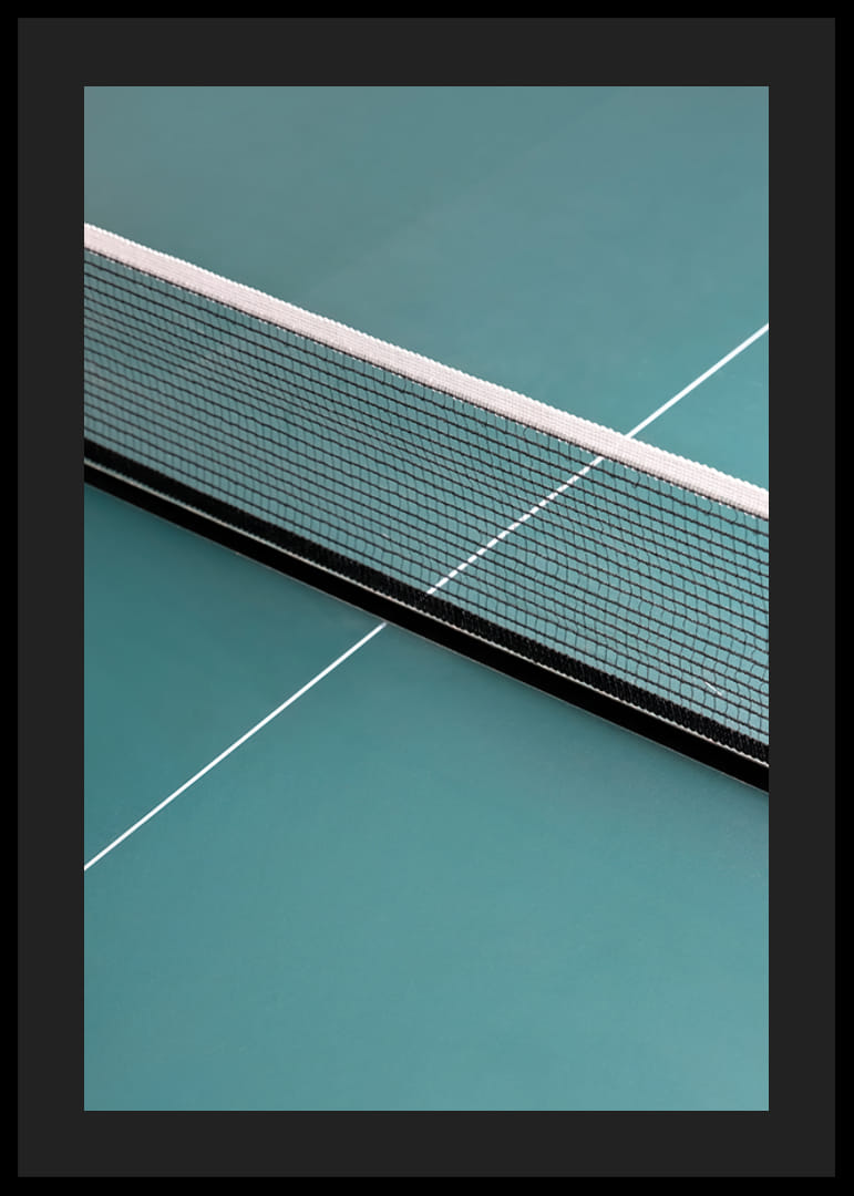 Detailný záber pingpongového stola s grafickou sieťou a zelenou-12