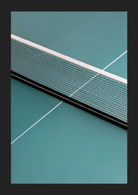 Detailný záber pingpongového stola s grafickou sieťou a zelenou-5