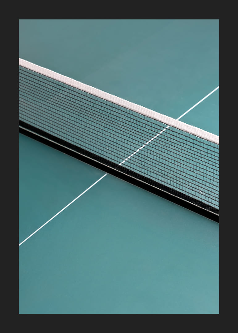 Detailný záber pingpongového stola s grafickou sieťou a zelenou-12