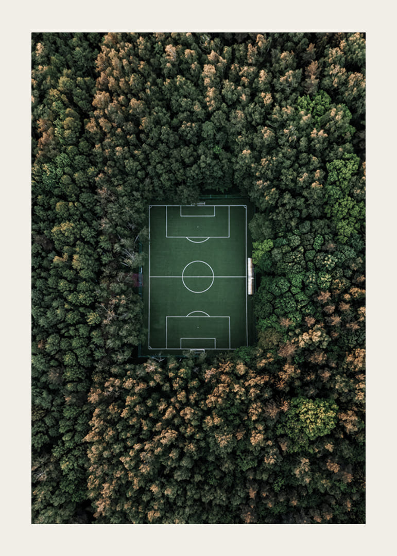 Luftfoto av fotballbane omgitt av tett grønn skog-12