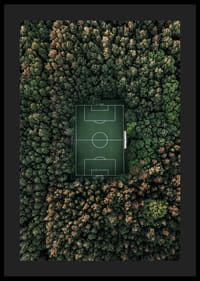 Luftfoto av fotballbane omgitt av tett grønn skog-4