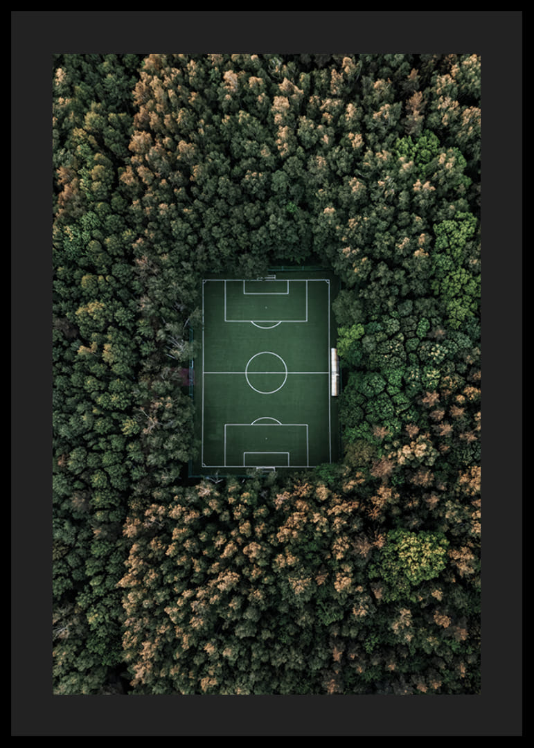 Luftfoto av fotballbane omgitt av tett grønn skog-12