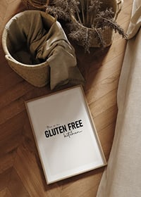 Textmotiv med svart text 'Gluten Free Kitchen' mot beige bakgrund-8