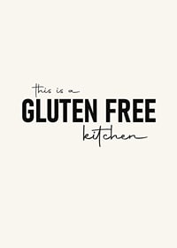 Textmotiv med svart text 'Gluten Free Kitchen' mot beige bakgrund-7