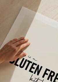 Textmotiv med svart text 'Gluten Free Kitchen' mot beige bakgrund-9