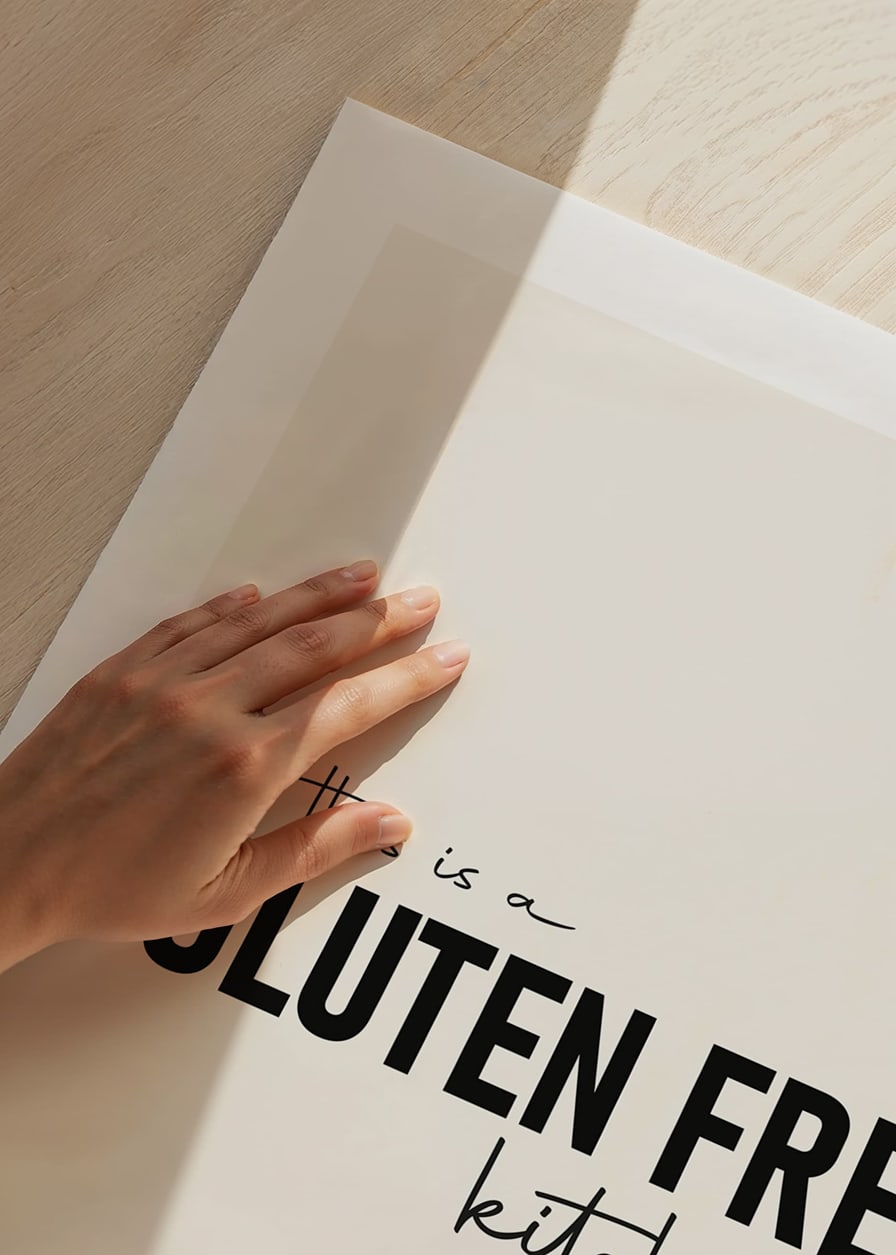 Textmotiv med svart text 'Gluten Free Kitchen' mot beige bakgrund-12