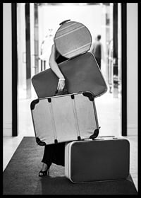 Svartvit fotografi av kvinna med fyra vintageväskor-6