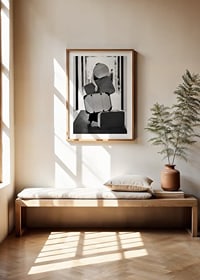 Svartvit fotografi av kvinna med fyra vintageväskor-8