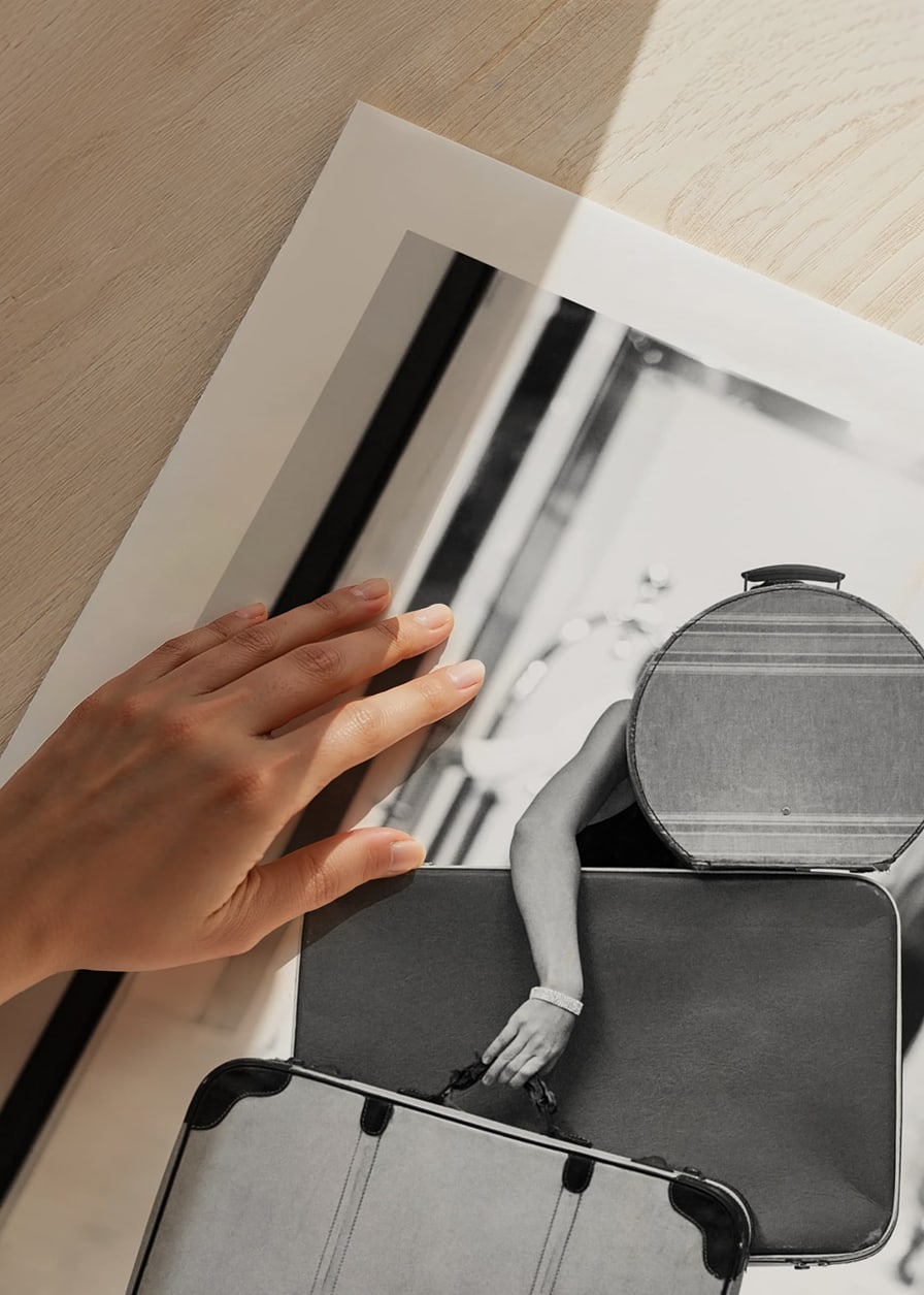 Svartvit fotografi av kvinna med fyra vintageväskor-12